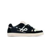 Championes urbanos Öus modelo Cuoro, con diseño de estilo skate en combinación de colores negro y crema. Presentan paneles laterales con logo distintivo, puntera perforada y suela de goma plana en tono crema.