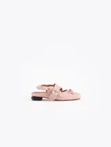 Ballerina Crush confeccionada en cuero vacuno con efecto arrugado color rosado. Presenta avíos metálicos, hebilla lateral y tira de talón con elástico forrado con taco bajo de 1 cm.