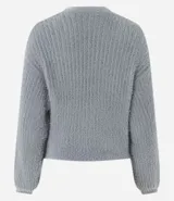 Cárdigan corto de punto color gris, con escote en V, cierre frontal con botones y mangas largas abullonadas.