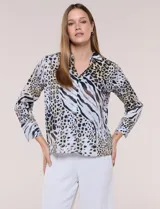Blusa de gasa liviana con estampado animal print que combina leopardo y cebra, cuello camisero con escote en V y mangas largas con puños anchos.
