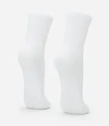 Kit de dos pares de medias deportivas blancas de caña media, confeccionadas en poliamida con buenas prácticas ambientales, de toque suave y ajuste cómodo.