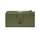 Billetera XL modelo Sasha, confeccionada en material símil cuero con textura granulada en color verde oliva. Presenta un cierre principal con solapa y broche a presión decorado con una flor metálica, además de un compartimento superior con cierre. Incluye el logo de la marca en metal en el frente.