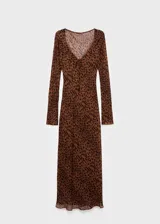 Vestido largo de manga larga con estampado de leopardo, cuello en pico con detalle de lazo y diseño entallado.