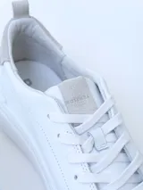 Championes urbanos Champion Vezi de cuero color blanco con detalles en gris en el talón y la lengüeta.