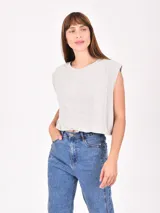 Remera gris melange de corte crop, con cuello redondo y sisas amplias.