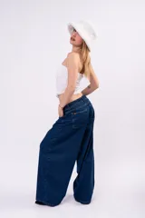 Jean de tiro bajo en color azul clásico, con corte extra ancho y diseño holgado. Confeccionado en denim premium, presenta una silueta fluida y relajada.