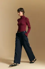 Pantalón de vestir negro con corte recto y tiro medio-alto, confeccionado con líneas sastreras limpias y bolsillos laterales.