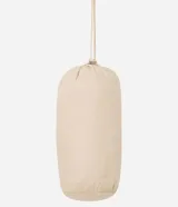 Campera ultra leve Blue Steel, confeccionada en poliamida, con diseño de gajos, capucha, cierre frontal por cremallera, bolsillos laterales con botones y elástico en los puños.