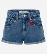 Short de jean de tiro alto, corte slim, con trabillas en la cintura, cierre tradicional, bolsillos y colgante de flor.