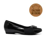 Zapato casual de cuero negro, con elástico en el empeine y detalle de aplique brillante. Ideal para juanetes.