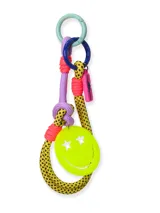Llavero de cuerdas trenzadas en colores amarillo, negro y violeta, con mosquetones plásticos de colores. Incluye un dije circular de acrílico amarillo con diseño de cara sonriente con ojos de estrella y una etiqueta rectangular rosa.