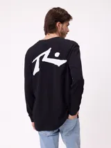 Remera de manga larga color negro con estampado gráfico blanco en la espalda, perteneciente a la marca Rusty.