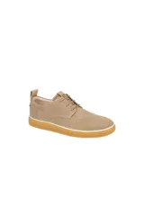 Zapato de hombre estilo casual, color beige, confeccionado en gamuza con cordones. Presenta una suela gruesa de goma color caramelo con una línea blanca de contraste.