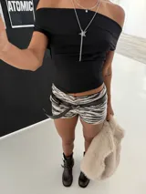 Short de tiro alto con estampado de cebra en blanco y negro.