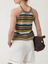 Musculosa de crochet con diseño a rayas horizontales multicolor, cuello redondo y breteles finos. Confeccionada en una mezcla de algodón orgánico, acrílico y lino orgánico.