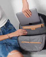 Mochila mediana negra con diseño capitoneado en forma de rombos y logo de la marca en el frente.