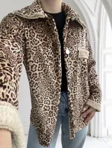 Sobrecamisa de pana color beige con estampado animal print, cuello camisero con solapa, cierre frontal con un botón, un bolsillo de parche en el pecho y puños y cuello con detalle de piel sintética.