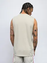 Musculosa deportiva Umbro color negro con cuello y sisas en gris. Presenta el logo de la marca bordado en el pecho.