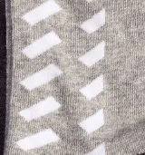 Soquetes de algodón con diseño estampado de líneas diagonales blancas sobre fondo gris melange.