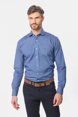 Camisa de manga larga azul con estampado de pequeños puntos, calce slim fit, cuello camisero y cierre frontal con botones. Presenta un pequeño logo bordado en el pecho.