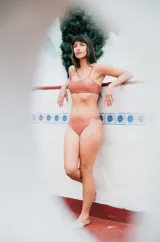 Bikini bottom color salmón, corte semivedetina sin costuras, fabricado con lycra premium metalizada.