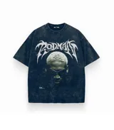 Remera negra con efecto gastado, corte holgado y estampa frontal con la imagen de Dennis Rodman y la inscripción "Rodman".