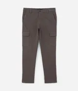 Pantalón cargo marrón de sarga de algodón con elastano. Tiene cintura fija con trabillas, cierre tradicional y bolsillos laterales con solapa.