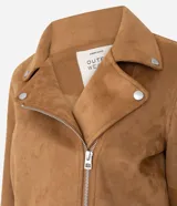 Campera estilo biker de gamuza sintética color verde militar, con cierre frontal asimétrico, cuello con solapas y botones de presión metálicos.