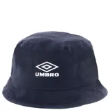 Gorro tipo bucket de la marca Umbro, color azul marino, con el logo de la marca bordado en blanco en la parte frontal.