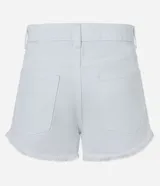 Short slim de sarga color blanco, con trabillas en la cintura, bolsillos y terminación deshilachada en el dobladillo. Cierre delantero con botón y cremallera.