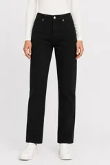 Pantalon jean de corte mom con tiro alto, cierre frontal con botón y bolsillos laterales.