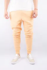 Pantalón de jogging color naranja, con corte ajustado y puños elásticos.