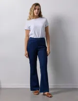 Jegging con pretina elastizada, marca Zac & Rachel. Delantera y trasera con bolsillos. Terminación de ruedo bootcut.