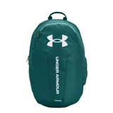 Mochila Under Armour Hustle Lite color verde, con logo grande de la marca en blanco en el frente. Cuenta con un compartimento principal con cierre, un bolsillo frontal con cierre y bolsillos laterales de malla.