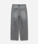 Pantalón baggy de jean azul, con bolsillos delanteros tipo cuchillo y bolsillos traseros.