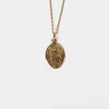 Conjunto de cadena fina y dije ovalado con la imagen de la Virgen Milagrosa, ambos realizados en oro 18k.