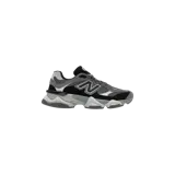 Championes New Balance 9060, modelo Black Castlerock, de diseño chunky en tonos negro, gris y blanco, confeccionados con malla, gamuza y detalles sintéticos, con suela esculpida de gran volumen.