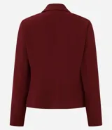 Blazer de sastrería color bordó, de corte slim, con solapas clásicas, cierre frontal cruzado con botones dorados y bolsillos laterales con solapa.