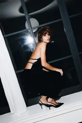 Top de cuello halter confeccionado en terciopelo con aplicación de lentejuelas brillantes que forman un patrón de rayas horizontales. Presenta espalda descubierta y cierre en el cuello.