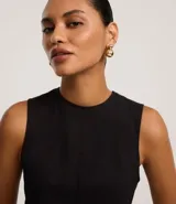 Vestido midi evasé de la marca Cortelle, confeccionado en bengalina de algodón con elastano. Presenta cuello redondo, diseño sin mangas con breteles anchos y cierre trasero mediante cremallera.
