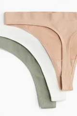 Pack de cinco colaless de punto en color beige, verde, blanco, negro y gris. Diseño liso con cintura elástica y refuerzo interior.