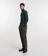 Buzo de corte slim con cuello alto y mangas largas, confeccionado en tejido de punto liso.