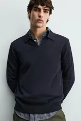 Sweater polo de punto de mezcla de algodón en color negro, con cuello solapa, abertura frontal y mangas largas con acabado en rib.