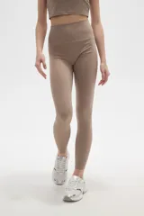 Calza deportiva de poliamida, color negro, con diseño al cuerpo y cintura alta.