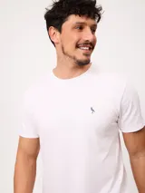 Remera de manga corta color azul, con cuello redondo y diseño clásico, confeccionada con un pequeño logo bordado en el pecho.
