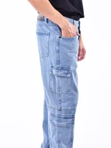 Pantalón de jean celeste de corte ancho, con bolsillos laterales tipo cargo.