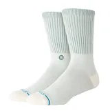 Medias de caña alta marca Stance, color blanco con diseño acanalado en la pantorrilla en tono verde menta, talón y puntera reforzados en color beige, y pequeño logo bordado en verde.