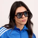 Lentes de sol estilo aviador con marco grueso de acetato negro y cristales oscuros polarizados con protección UV400.