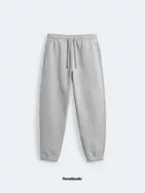 Pantalón jogger de algodón en color gris, con corte relajado, cintura elástica con cordones ajustables y puños elásticos en los tobillos.