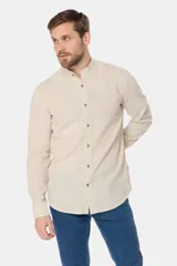 Camisa de lino color beige con cuello mao, manga larga, cierre frontal de botones y bordado sutil en el pecho.